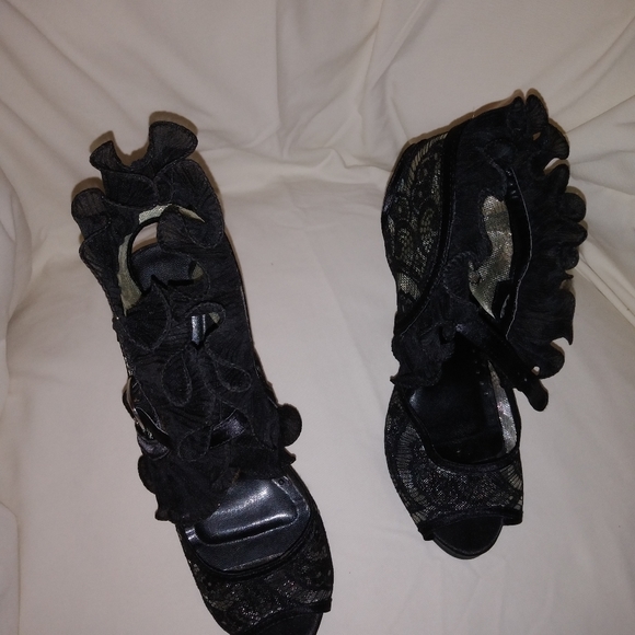 Women's Shoes - Picture 2 of 4